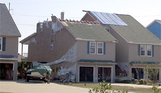 強風によって飛ばされた屋根