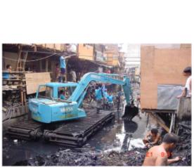写真３マニラ首都圏の都市排水路の浚渫状況（MMDA提供）