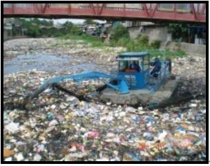 写真４マニラ首都圏の都市排水路の浚渫状況（MMDA提供）