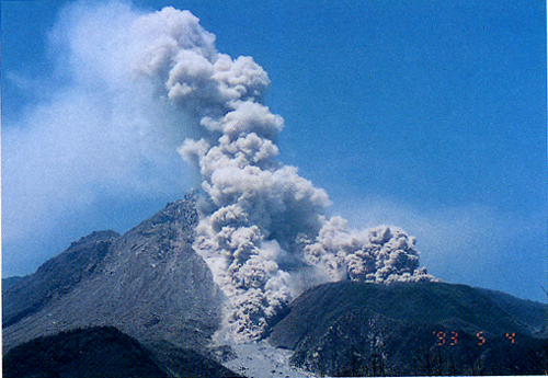 防災基礎講座 災害事例編：写真18.1 雲仙岳の火砕流（93年5月） - 防災 