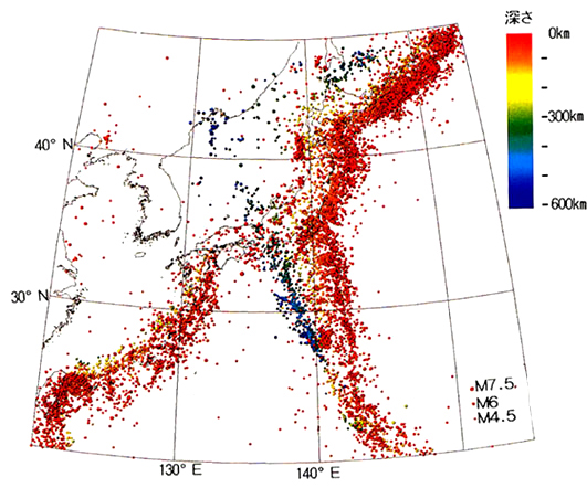 防災基礎講座 災害予測編：図2.7 日本周辺の震源分布 - 防災科学技術研究所