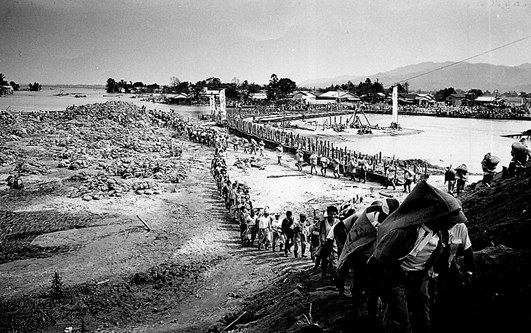 1967年8月，新潟・加治川における破堤箇所の閉め切り作業